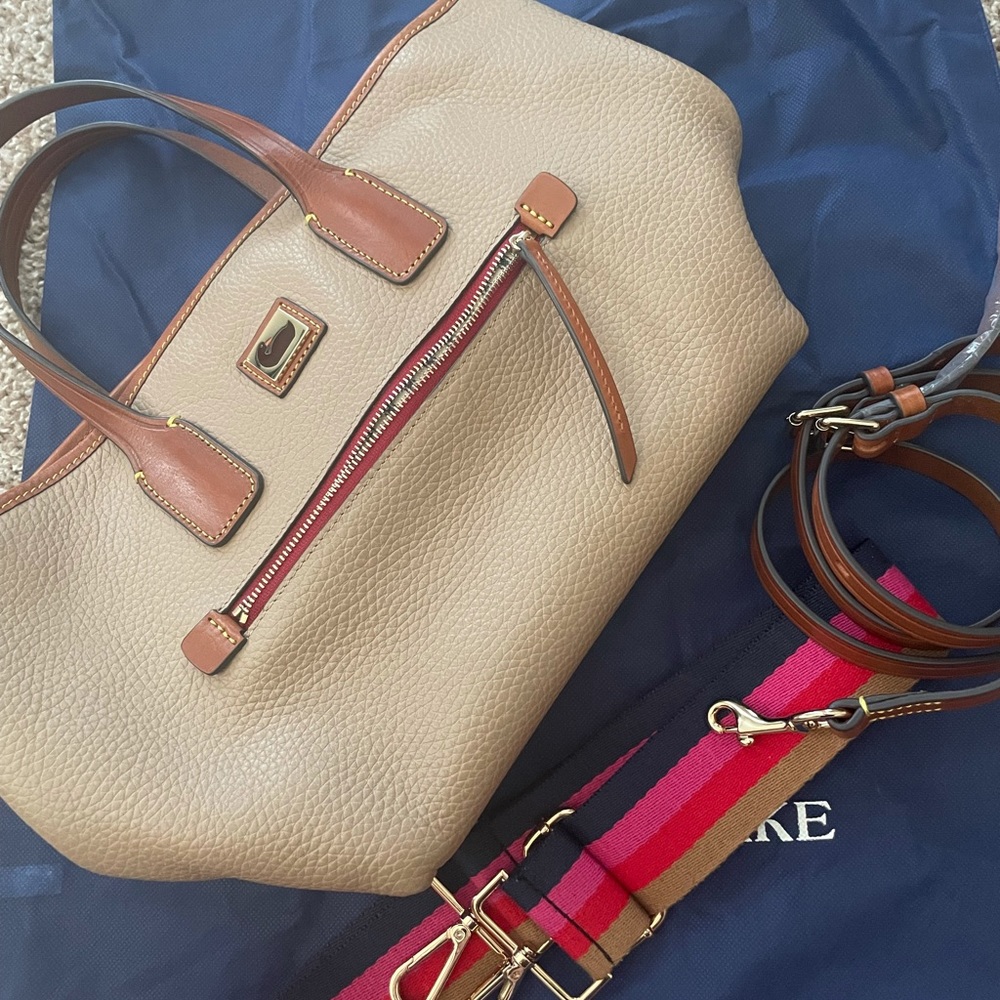 Authentic Dooney & bourke tote/hand/crossbody tote